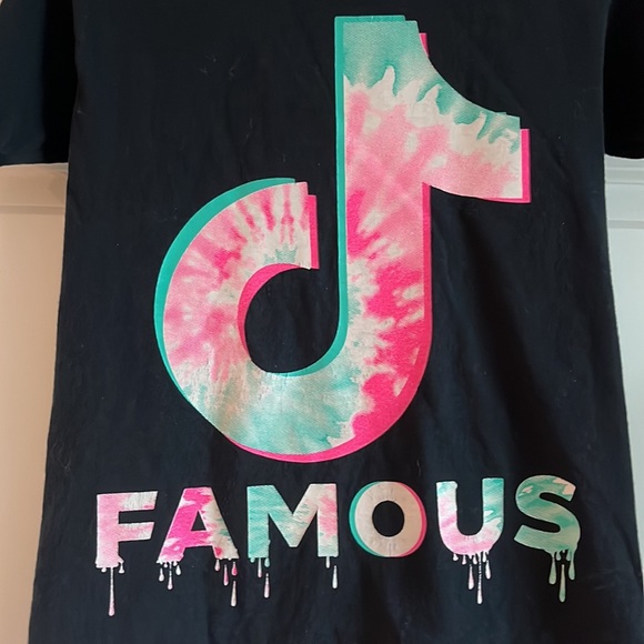 TIK TOK FAMOUS 🫶🏼 GIRLS XS T-👕 Shirt 👀TYE-DYE SYMBOLS - Picture 1 of 4